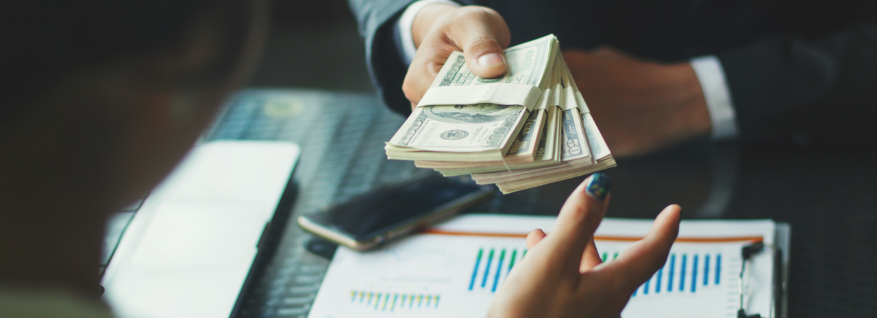 Ejecutivo entregando crédito a beneficiario Ejecutivo entregando crédito a beneficiario
