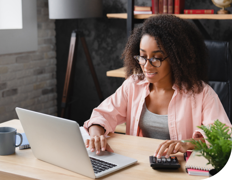 Profesional realizando una simulación de crédito