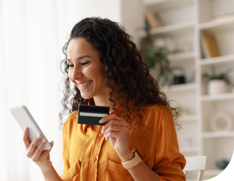 Mujer feliz consumiendo con tarjeta de crédito MasterCard